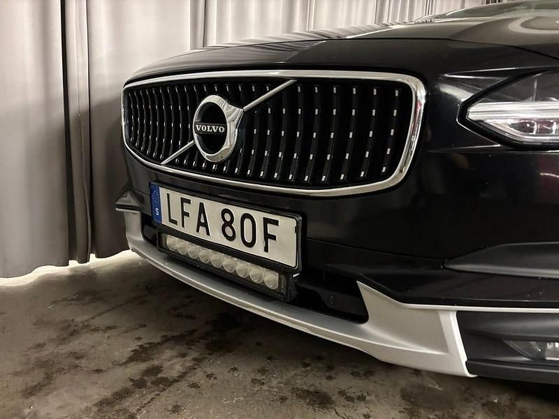 Begagnad Volvo V90 CC Momentum 190 HK (139 kW) 2020 Svart Kombi