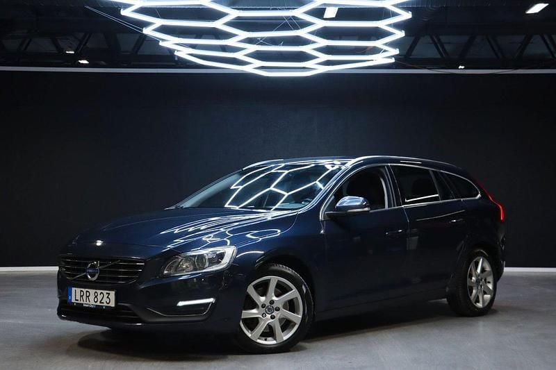 Blå Begagnad 2015 Volvo V60 Summum Kombi | 139 900 kr (Marknadspris) - Bild 1/4