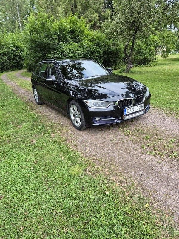 Svart Begagnad 2014 BMW 318 Sport Line Kombi | 90 000 kr (Bra pris) - Bild 1/4