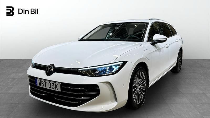 Vit (pure white) Begagnad 2024 VW Passat Elegance Kombi | 439 500 kr (Bra pris) - Bild 1/4