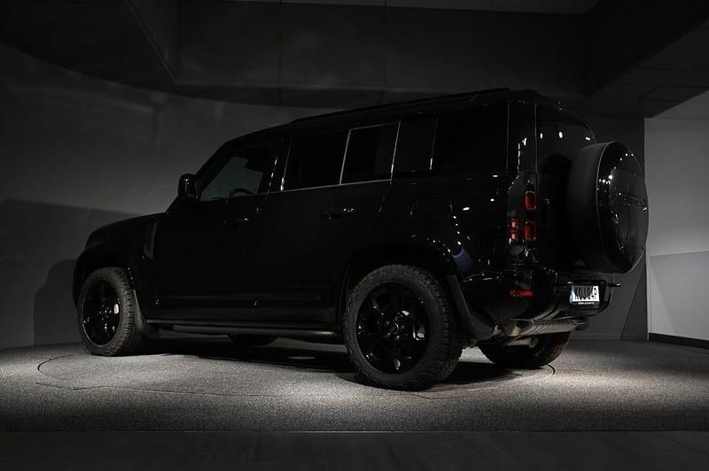 Begagnad Land Rover Defender SE Dynamic 301 HK (221 kW) 2025 Svart SUV