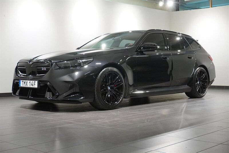 Svart Begagnad 2024 BMW M5 Comfort Edition Kombi | 1 579 500 kr - Bild 1/4