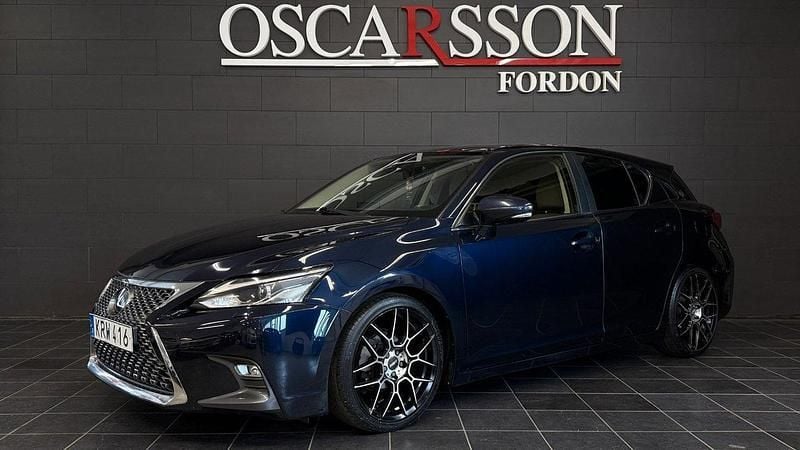 Mörkblå (blå) Begagnad 2018 Lexus CT200h Sport Line Halvkombi | 209 900 kr (Lite dyr) - Bild 1/4