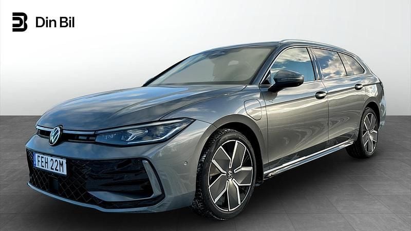 Grå Ny 2026 VW Passat Kombi | 564 600 kr (Marknadspris) - Bild 1/4