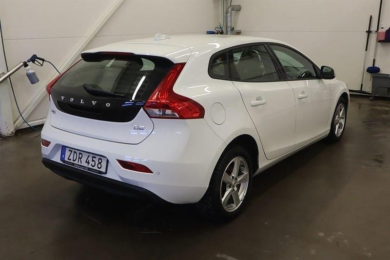 Begagnad Volvo V40 120 HK (88 kW) 2017 Vit Halvkombi
