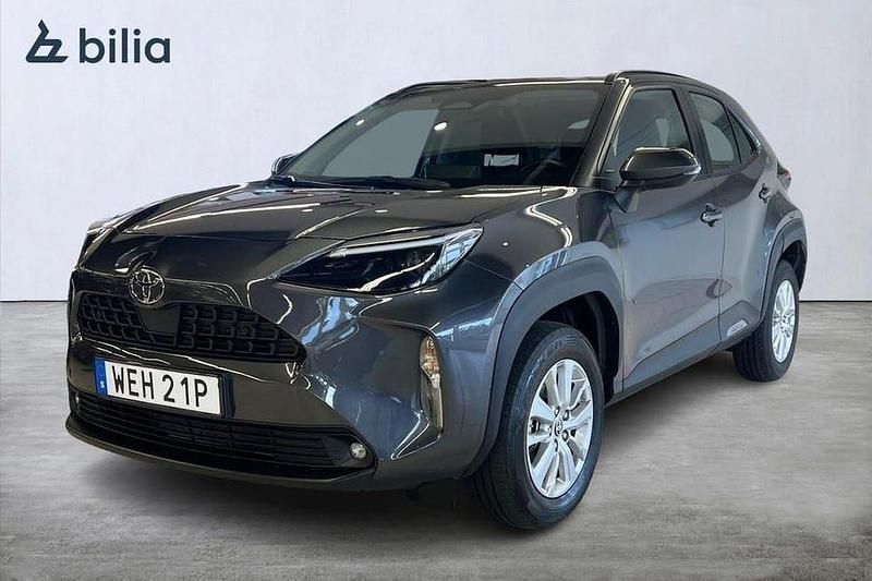 Grå Begagnad 2024 Toyota Yaris Hybrid Active SUV | 289 900 kr (Marknadspris) - Bild 1/3