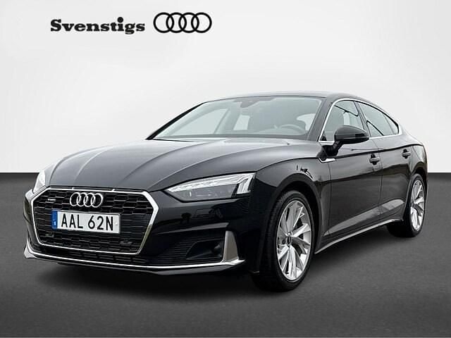 Brilliantsvart Begagnad 2021 Audi A5 Sportback Advanced Plus Halvkombi | 352 900 kr (Marknadspris) - Bild 1/4