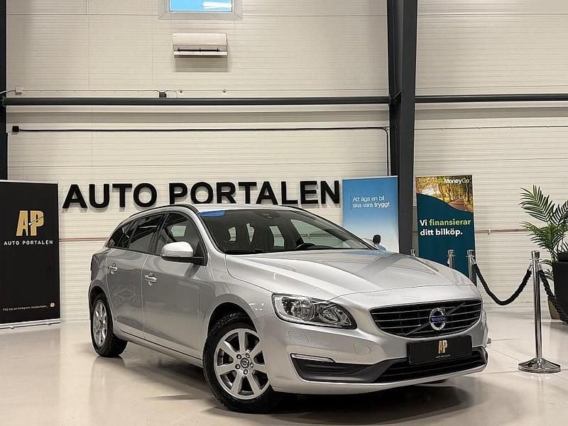Silver Begagnad 2014 Volvo V60 Kinetic Kombi | 89 900 kr (Marknadspris) - Bild 1/4