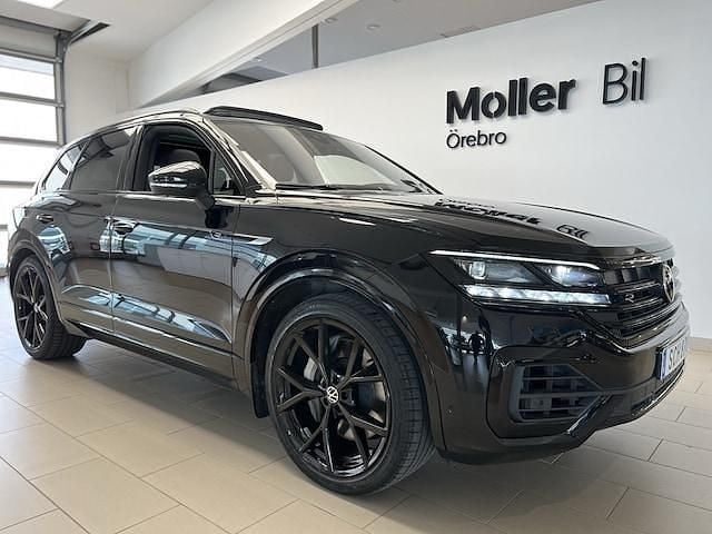 Svart (grenadilla black metallic) Begagnad 2023 VW Touareg R SUV | 749 000 kr (Bra pris) - Bild 1/3
