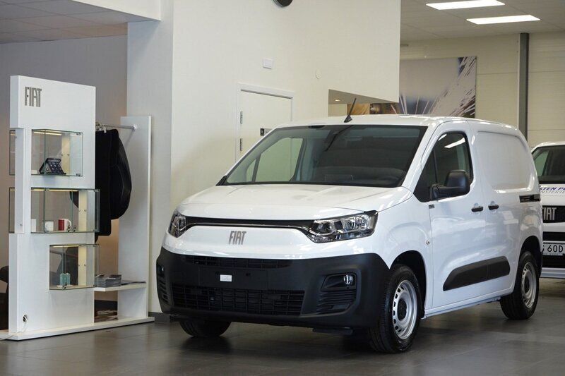 Vit Begagnad 2023 Fiat Doblò Minibuss | 299 875 kr (Dyr) - Bild 1/4