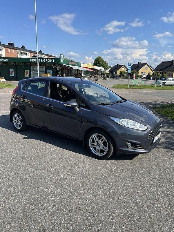 Grå Begagnad 2013 Ford Fiesta Titanium Halvkombi | 69 800 kr (Bra pris) - Bild 1/4