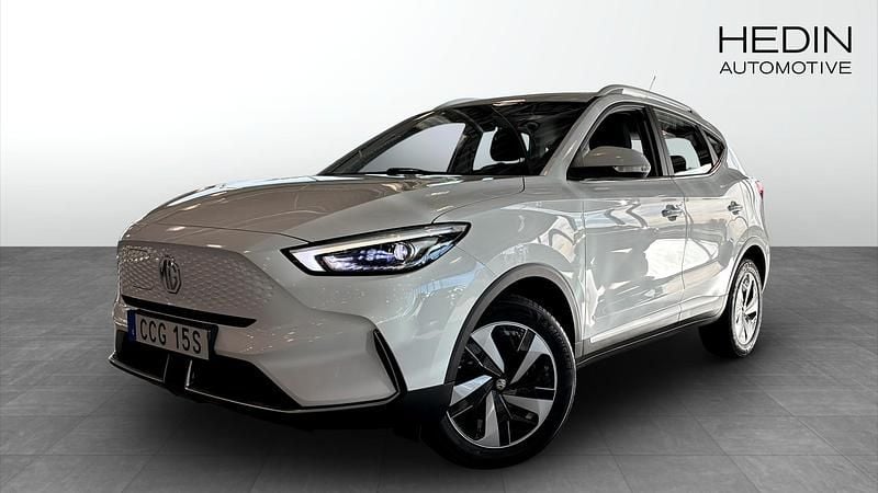 Vit (white) Begagnad 2022 MG ZS Comfort Sedan | 234 900 kr (Marknadspris) - Bild 1/4