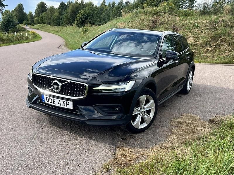 Svart Begagnad 2020 Volvo V60 CC Momentum Kombi | 279 900 kr (Marknadspris) - Bild 1/4