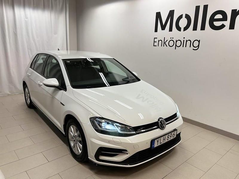 Pure white Begagnad 2017 VW Golf VII R-line Kombi | 149 800 kr (Marknadspris) - Bild 1/3