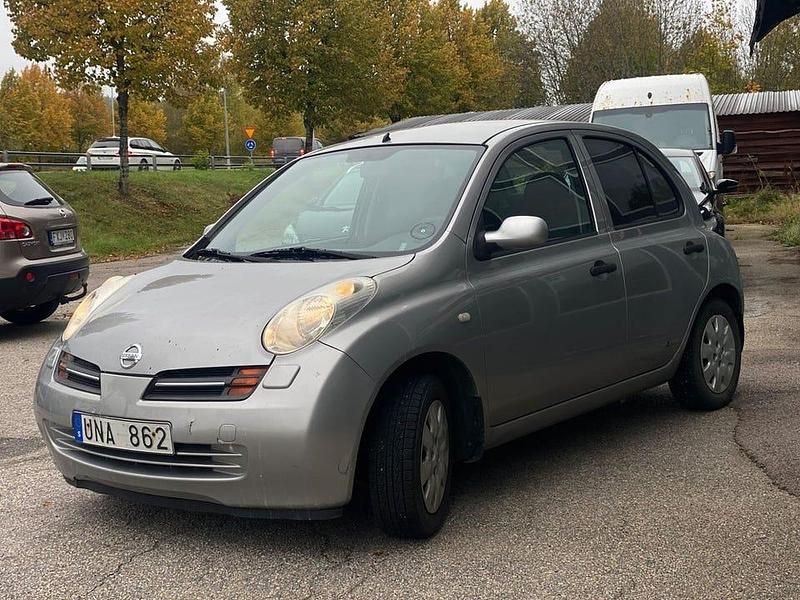Begagnad Nissan Micra 65 HK (47 kW) 2003 Silver Halvkombi