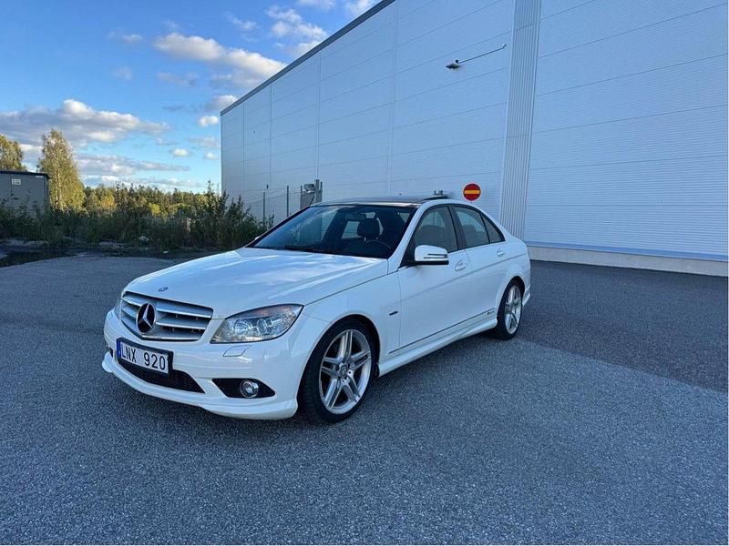 Vit Begagnad 2011 Mercedes C180 Sedan | 75 000 kr (Marknadspris) - Bild 1/4