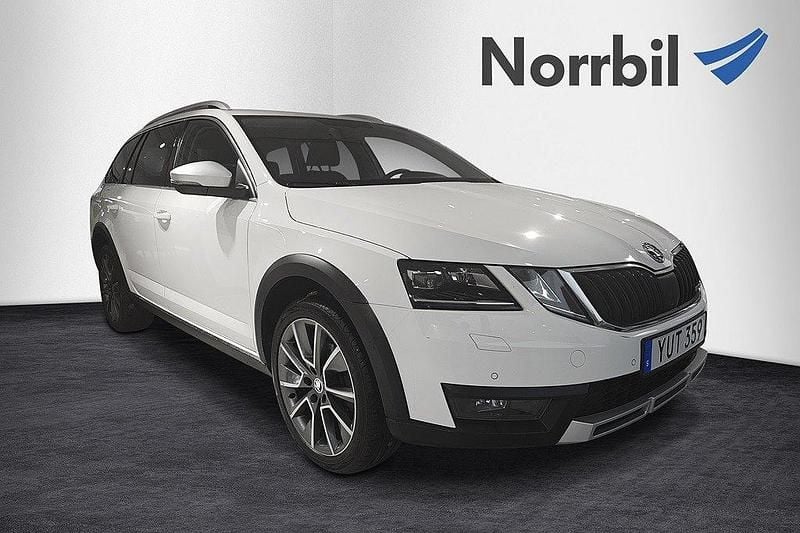 Vit (candy white) Begagnad 2017 Skoda Octavia Kombi | 239 900 kr (Dyr) - Bild 1/4