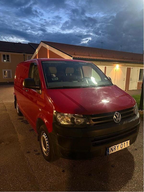 Röd Begagnad 2015 VW T5 Van | 110 000 kr (Marknadspris) - Bild 1/4