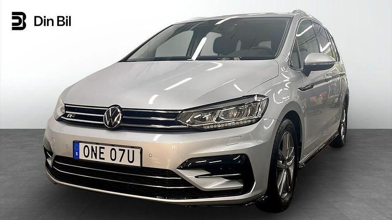 Silver Begagnad 2022 VW Touran R-line Minibuss | 329 500 kr (Bra pris) - Bild 1/4