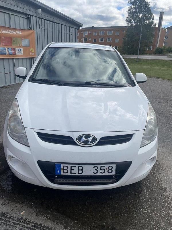 Vit Begagnad 2011 Hyundai i20 Select Halvkombi | 35 000 kr (Marknadspris) - Bild 1/4
