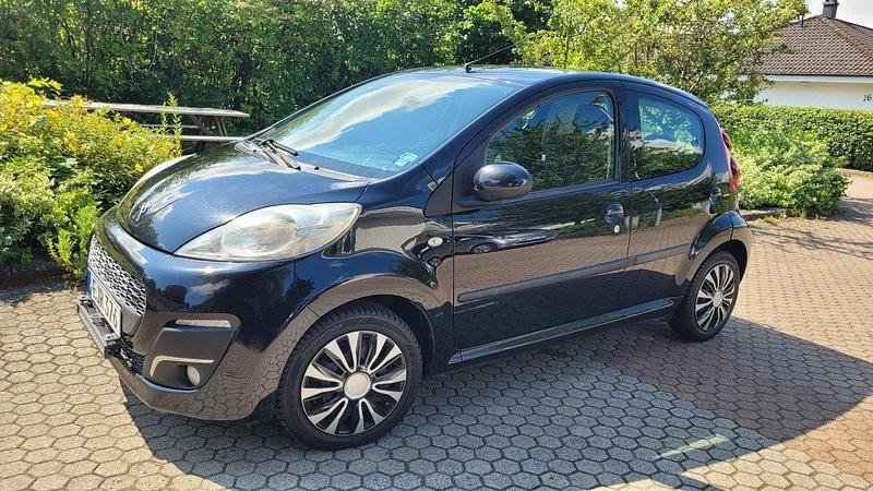 Svart Begagnad 2012 Peugeot 107 Halvkombi | 38 500 kr (Marknadspris) - Bild 1/4