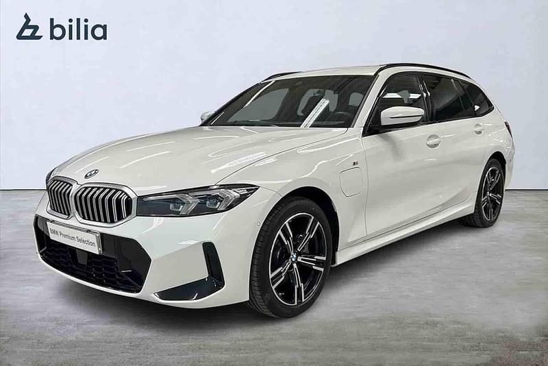 Vit Begagnad 2025 BMW 330e Shadowline Kombi | 559 900 kr - Bild 1/1