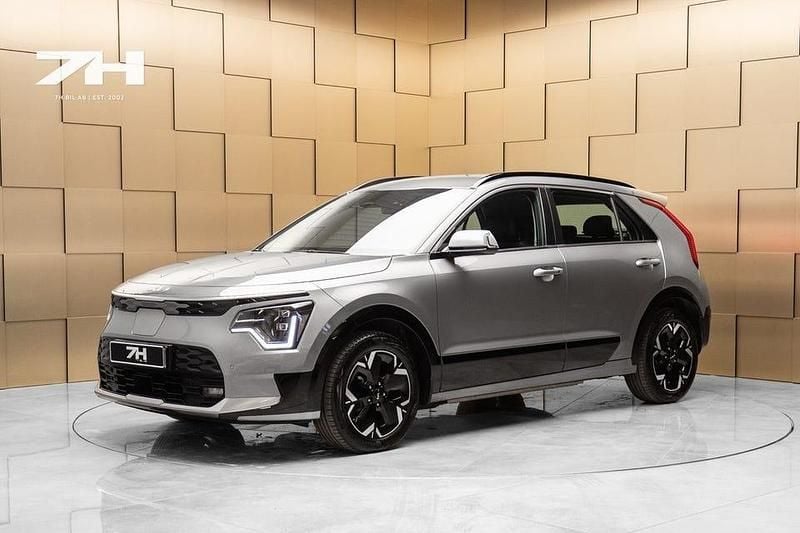 Grå Begagnad 2022 Kia e-Niro SUV | 294 900 kr (Marknadspris) - Bild 1/4