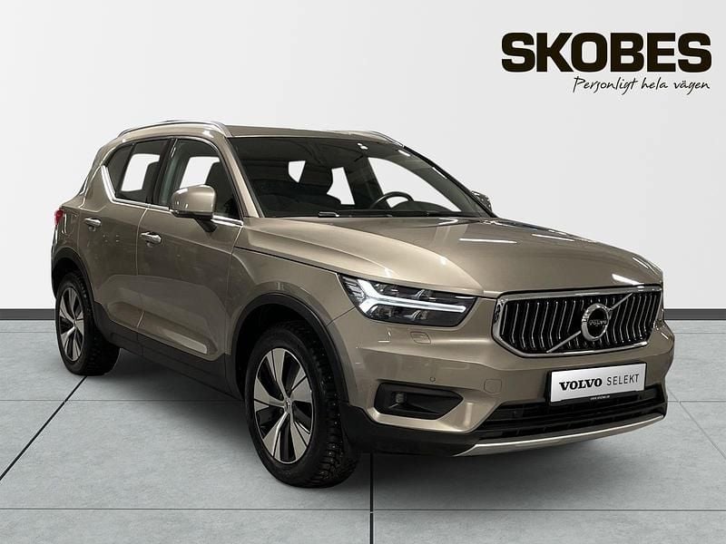 Grå Begagnad 2021 Volvo XC40 SUV | 319 600 kr (Bra pris) - Bild 1/3