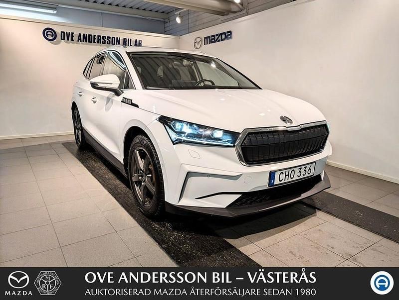 Vit Begagnad 2022 Skoda Enyaq iV SUV | 384 900 kr (Marknadspris) - Bild 1/4
