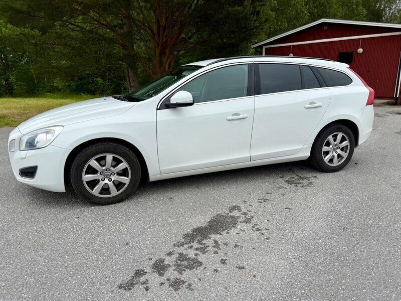 Vit Begagnad 2012 Volvo V60 Momentum Kombi | 79 000 kr (Bra pris) - Bild 1/4
