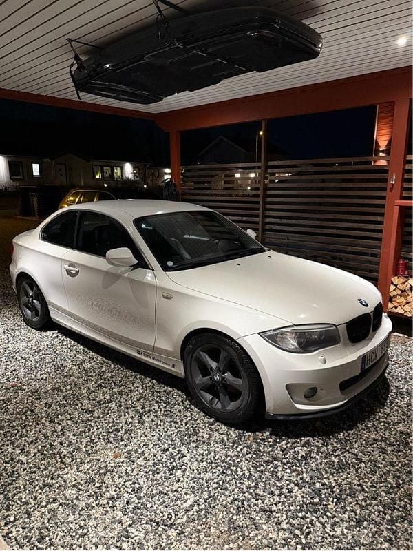 Vit Begagnad 2011 BMW 118 Coupé Advantage Sportkupé | 95 000 kr - Bild 1/4