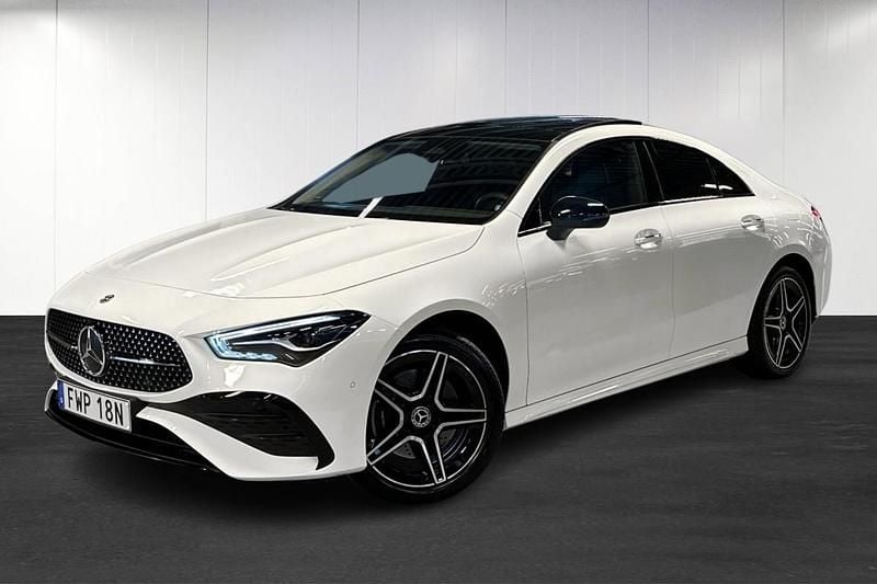 Vit (white) Begagnad 2023 Mercedes CLA250e AMG Sedan | 459 000 kr (Dyr) - Bild 1/4