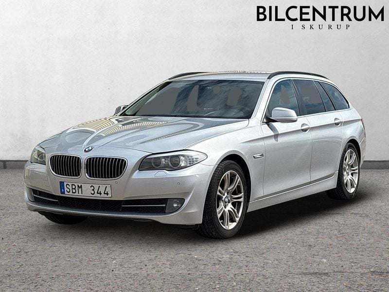 Ljusgrå (grå) Begagnad 2013 BMW 520 Kombi | 79 900 kr (Marknadspris) - Bild 1/4