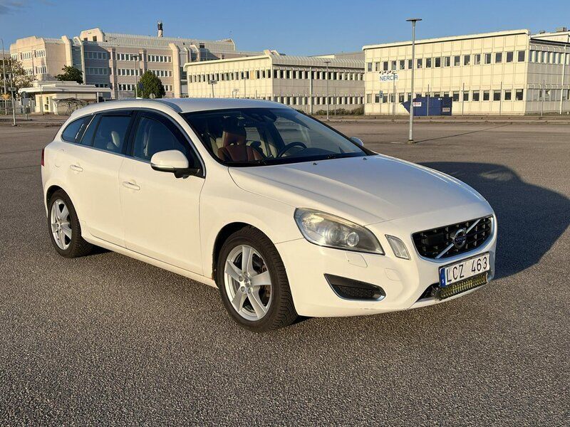 Vit Begagnad 2011 Volvo V60 Kombi | 65 000 kr (Marknadspris) - Bild 1/4