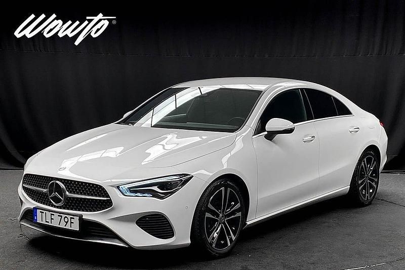 Vit Begagnad 2023 Mercedes CLA200 Sedan | 339 800 kr (Marknadspris) - Bild 1/3