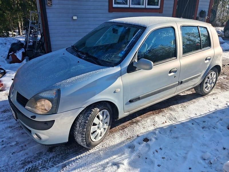 Begagnad Renault Clio R.S. 75 HK (55 kW) 2005 Halvkombi