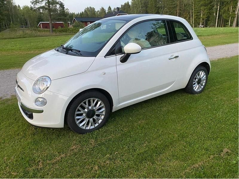 Vit Begagnad 2015 Fiat 500 Lounge Halvkombi | 64 900 kr (Superpris) - Bild 1/2