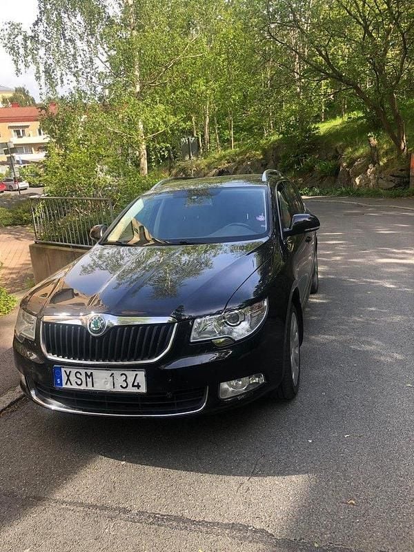 Svart Begagnad 2011 Skoda Superb Elegance Kombi | 64 999 kr (Lite dyr) - Bild 1/3