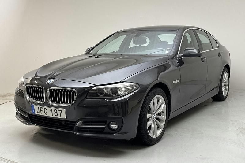 Grå Begagnad 2016 BMW 520 Sedan | 274 000 kr - Bild 1/4