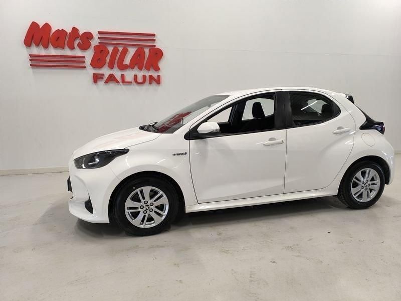 Vit Begagnad 2021 Toyota Yaris Active Halvkombi | 179 900 kr - Bild 1/4