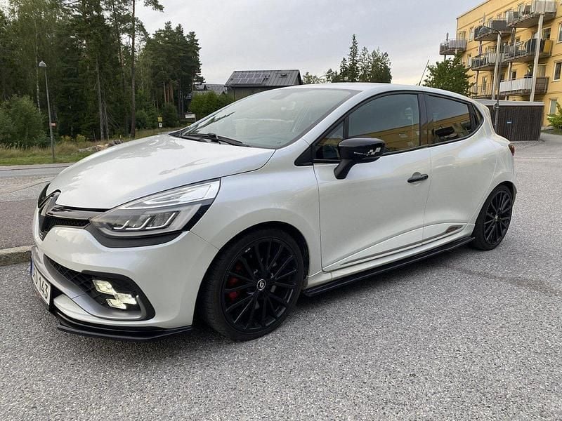 Begagnad 2017 Renault Clio IV Trophy Halvkombi | 195 000 kr - Bild 1/4