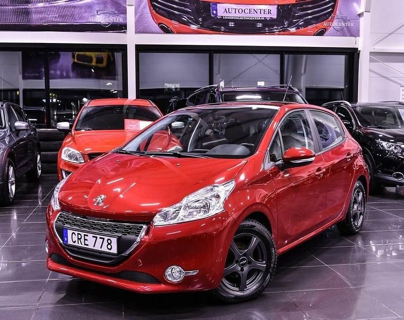 Begagnad Peugeot 208 82 HK (60 kW) 2014 Mörkröd Halvkombi