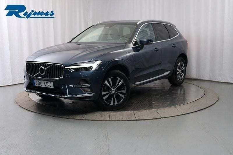 Mörkblå Begagnad 2022 Volvo XC60 Core SUV | 469 900 kr (Marknadspris) - Bild 1/4