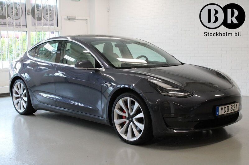 Grå Begagnad 2019 Tesla Model 3 Performance Sedan | 339 900 kr (Lite dyr) - Bild 1/4