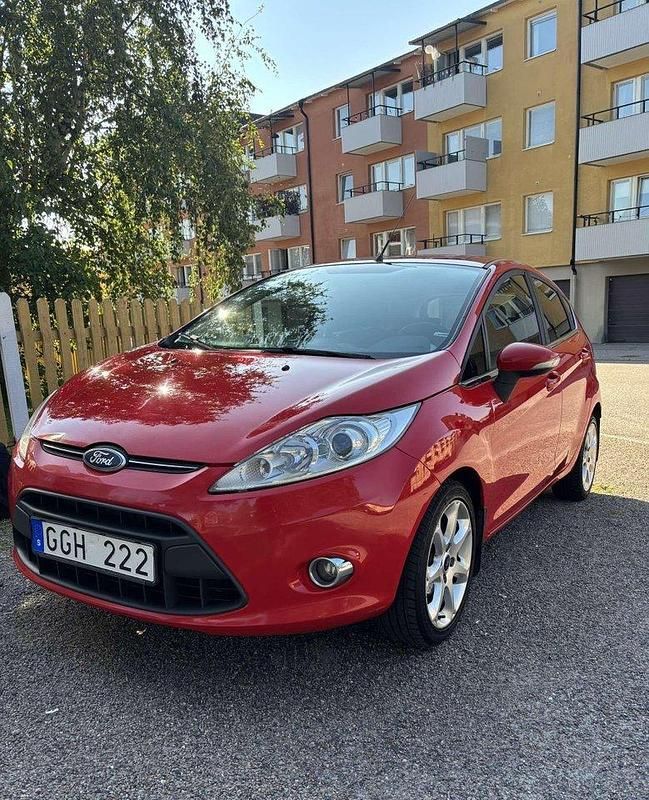 Röd Begagnad 2011 Ford Fiesta Titanium Halvkombi | 40 000 kr (Lite dyr) - Bild 1/4