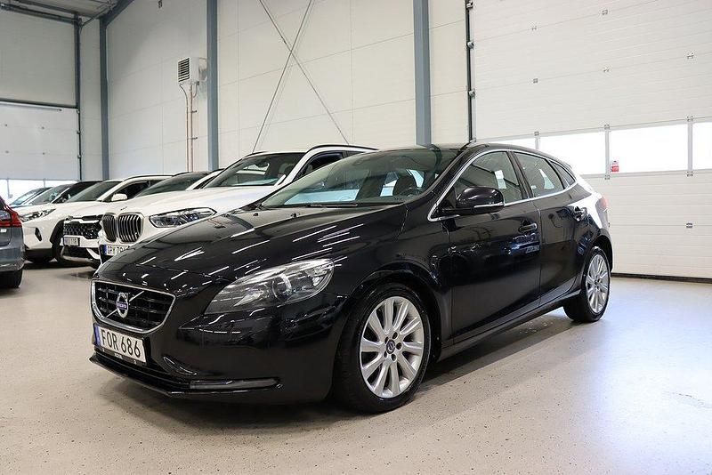 Svart Begagnad 2015 Volvo V40 Momentum Kombi | 128 800 kr (Marknadspris) - Bild 1/4