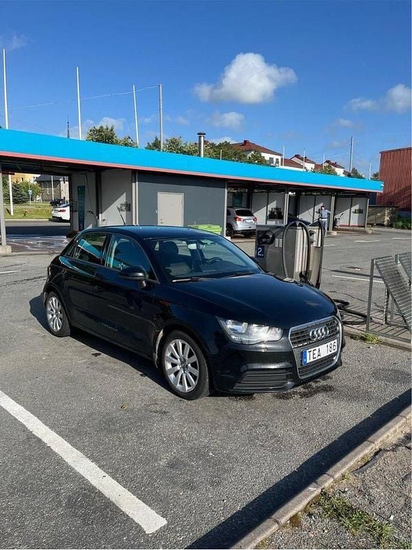 Svart Begagnad 2013 Audi A1 Sportback Halvkombi | 65 000 kr (Superpris) - Bild 1/4