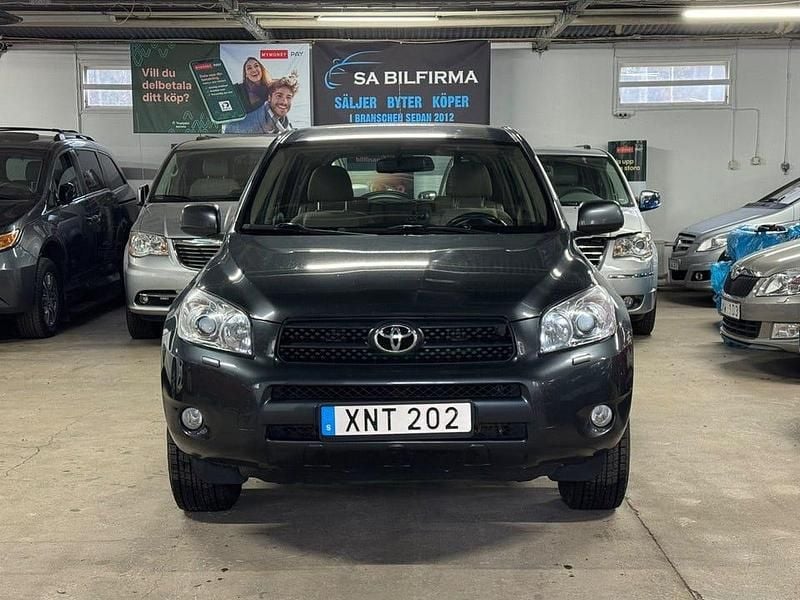 Mörkgrå Begagnad 2005 Toyota RAV4 SUV | 69 900 kr (Bra pris) - Bild 1/4