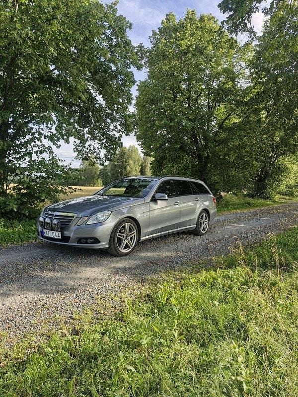 Grå Begagnad 2010 Mercedes E220 Kombi | 68 000 kr (Marknadspris) - Bild 1/4