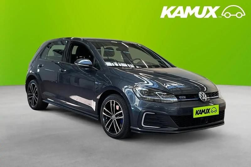 Silver/grå Begagnad 2017 VW Golf VII GTE Halvkombi | 179 700 kr (Marknadspris) - Bild 1/4